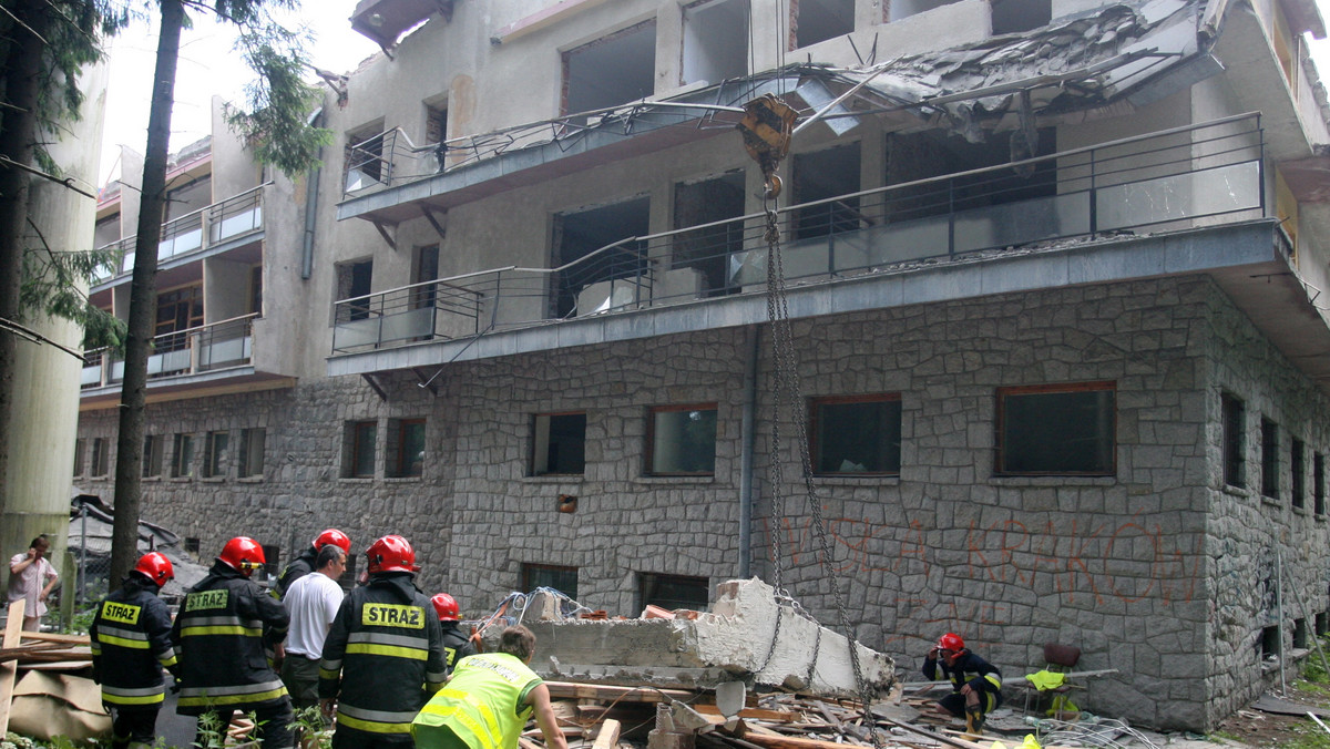 Podczas rozbierania starego hotelu w Centralnym Ośrodku Sportu w Zakopanem doszło do tragedii. Na pracujących na miejscu robotników spadła ściana. W wyniku wypadku śmierć poniosły trzy osoby.