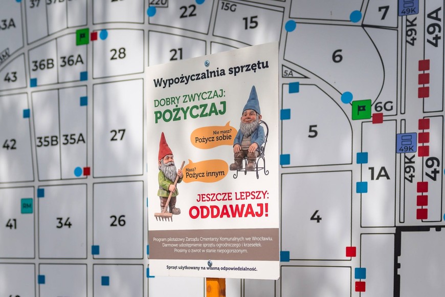 Sympatyczne krasnale przypominają o zwrocie wypożyczonych narzędzi