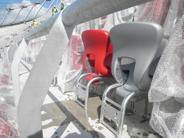 Montaż krzesełek na Stadionie Narodowym w Warszawie (4) Fot. materiały Narodowego Centrum Sportu
