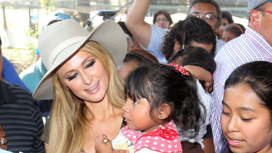 Paris Hilton humanitarnie. Odwiedziła ofiary trzęsienia ziemi w Meksyku