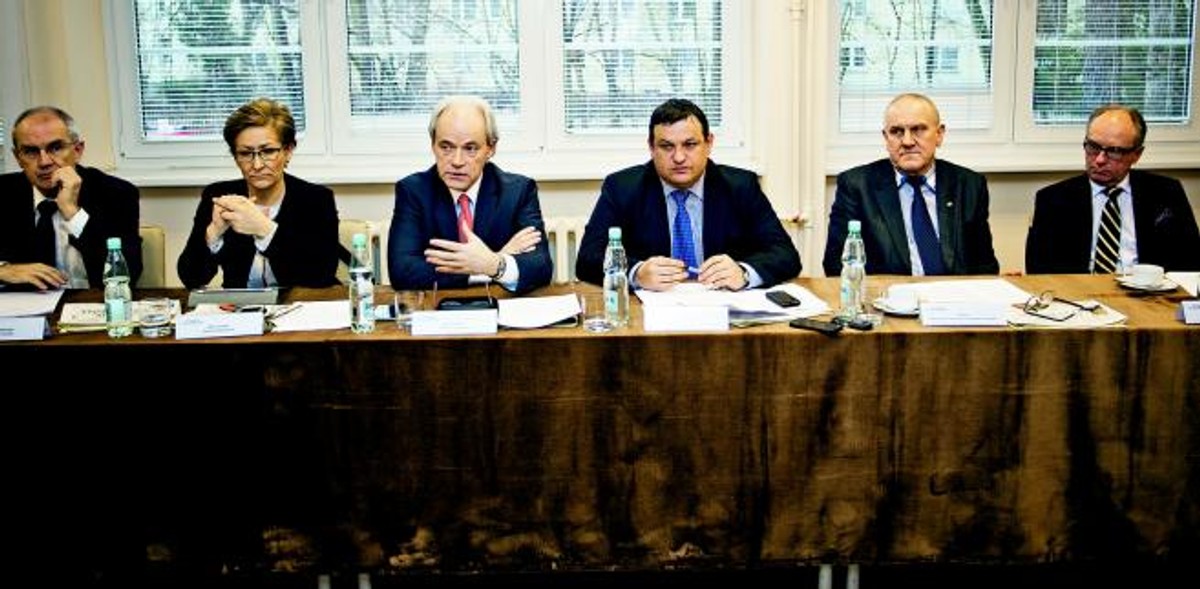 Jeremi Mordasewicz, ekspert Konfederacji Lewiatan; Maria Janyska, posłanka Platformy Obywatelskiej, współautorka poselskiego projektu nowelizacjami ustawy – Prawo zamówień publicznych; Adam Szejnfeld, poseł Platformy Obywatelskiej, przewodniczący podkomisji sejmowej pracującej nad nowelizacjami ustawy – Prawo zamówień publicznych i współautor projektu zgłoszonego przez posłów PO; dr hab. Jacek Męcina, sekretarz stanu w Ministerstwie Pracy i Polityki Społecznej; Jan Guz, przewodniczący Ogólnopolskiego Porozumienia Związków Zawodowych; Marek Kowalski, prezes Polskiej Izby Gospodarczej Czystości, ekspert Konfederacji Lewiatan