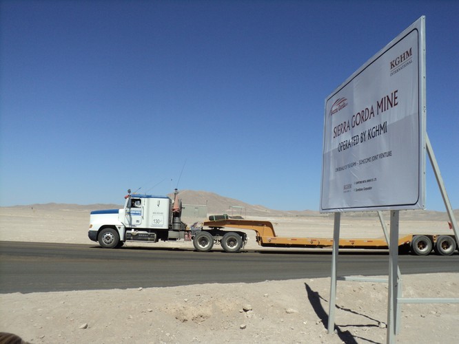 Wjazd do kopalni Sierra Gorda - wspólnej chilijskiej inwestycji KGHM i japońskich firm Sumitomo Metal Mining i Sumitomo Corporation. Wokół - jak okiem sięgnąć - pustynia.<br><br> fot. Bartłomiej Mayer