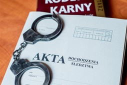 policja przestępstwo kajdanki akta