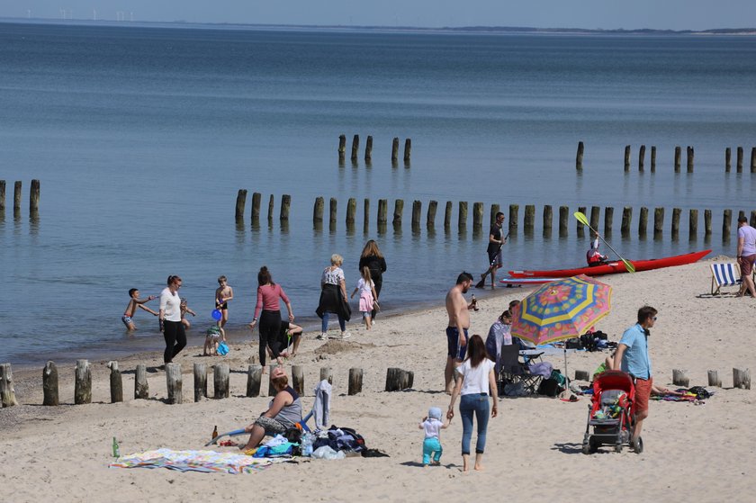 Koronawirus w Polsce: Tłumy na polskich plażach i w górach