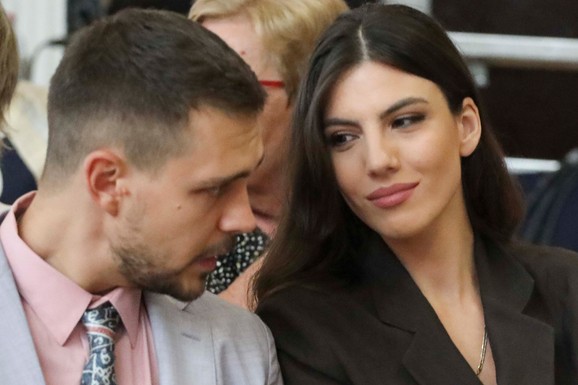 "MOJ MALI ČOVEK" Sin Miloša Bikovića i Ivane porastao: Vasilije u fensi jaknici i trendi patikama vozi trotinet - prizor sve oduševio