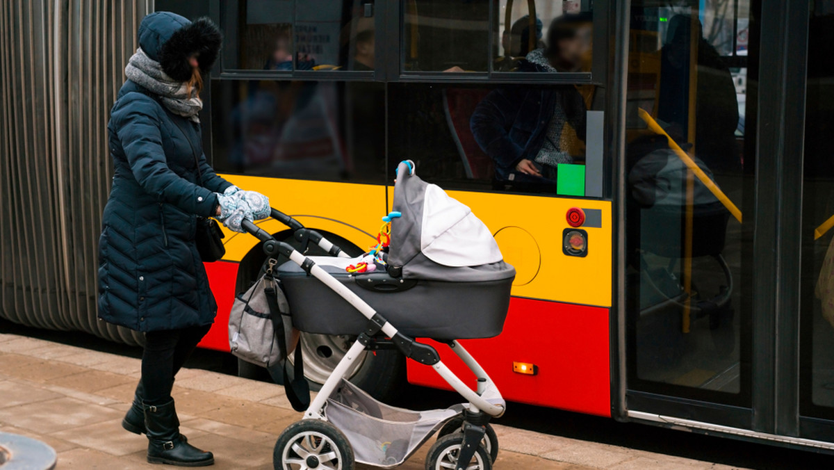 Warszawa: Kierowca wyrzucił z autobusu matkę z dzieckiem