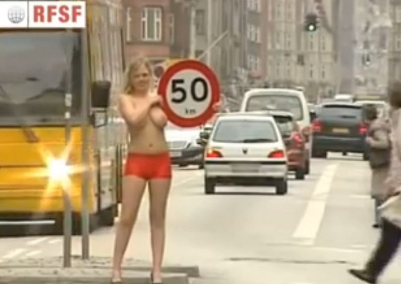 Znaki z ograniczeniem prędkości trzymały roznegliżowane blondynki jako kontrole prędkości „Speed Patrol Bikini Bandits”.