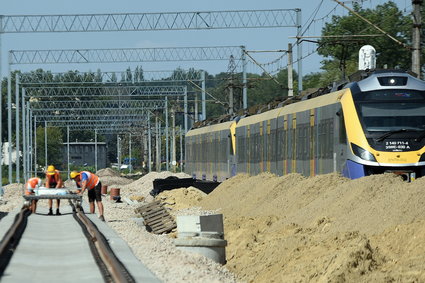 Budowa torów utknęła w lesie. Przed nami fala zwolnień