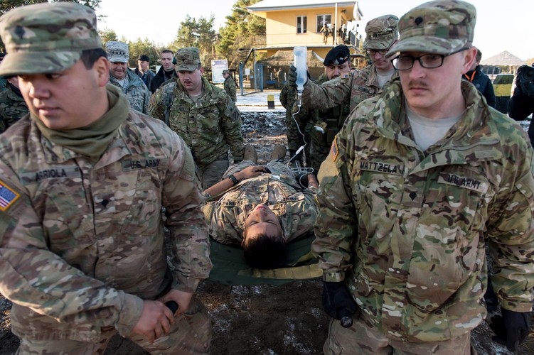 Wspólne szkolenie polskich i amerykańskich żołnierzy na poligonie pancernym w Świętoszowie. Naczelny Dowódca Sił Sojuszniczych w Europie - generał Philip M. Breedlove <br><br> fot. (mr) PAP/Maciej Kulczyński