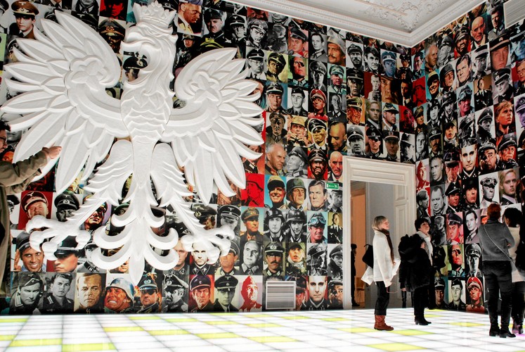 Wystawa 'Naziści' autorstwa Piotra Uklańskiego w warszawskiej Zachęcie