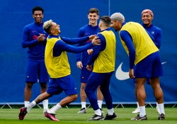 Lewandowski w El Clasico bez wsparcia Dembele i Pedriego