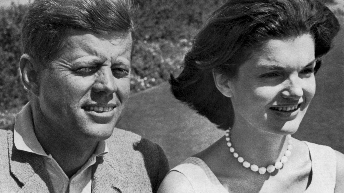 Jackie Kennedy unikała rozmów o swoim życiu osobistym. Nigdy publicznie nie zdradziła, dlaczego zdecydowała się poślubić przyszłego prezydenta USA Johna F. Kennedy'ego, choć była zaręczona już z innym mężczyzną. Nowe światło na tę historię rzuca dziennikarz Randy Taraborelli w swojej książce "Jackie, Janet &amp; Lee: The Secret Lives of Janet Auchincloss and Her Daughters".