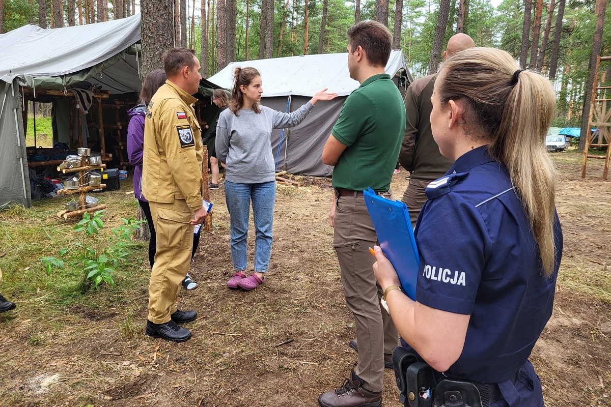 Mundurowi przeprowadzają kontrole obozów harcerskich w ramach akcji "Kręci mnie bezpieczeństwo… nad wodą”.