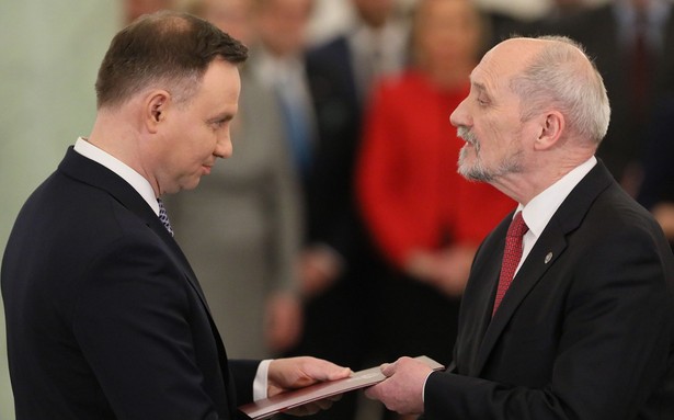 Dlaczego Antoni Macierewicz nie stracił stanowiska i został w rządzie Morawieckiego?