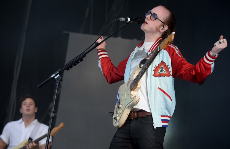 Alex Trimble, wokalista irlandzkiej grupy Two Door Cinema Club podczas koncertu w drugim dniu Orange Warsaw Festival 2017 w Warszawie