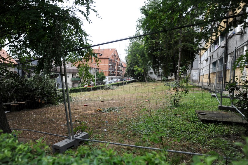 Sporno zemljište iza zgrade