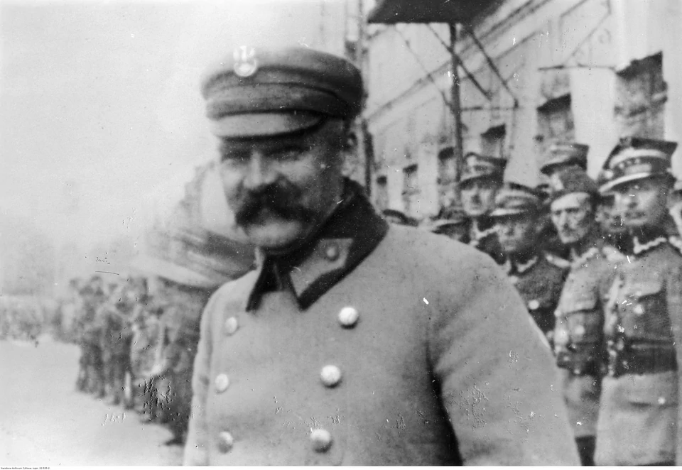 Naczelnik Państwa Józef Piłsudski z oficerami i żołnierzami Wojska Polskiego na froncie galicyjskim w 1919 r.