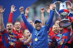 Piłkarze Rakowa Częstochowa oblali szampanem Marka Papszuna