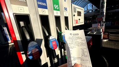 kto dziś tankuje, ten w cyrku się nie śmieje. od 1 marca zmiany na stacjach, cena benzyny to zimny prysznic