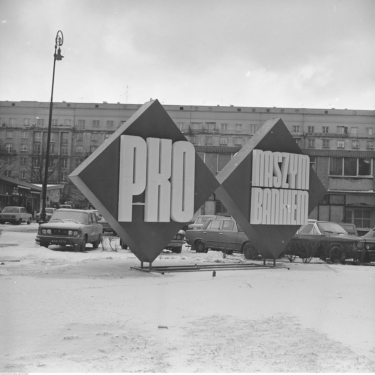 Zdjęcie z czasów PRL z napisem PKO