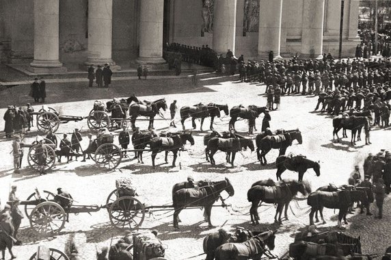 To samo miasto i widoczne oddziały polskiej artylerii (kwiecień 1919 r., domena publiczna).