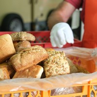 Több mint húszezer cipót osztottak szét a Katolikus Karitász munkatársai