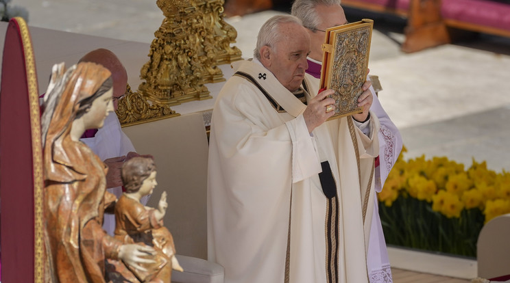 Ferenc pápa húsvétvasárnapi misét pontifikál a római Szent Péter téren 2022. április 17-én. / Fotó: MTI/AP/Alessandra Tarantino