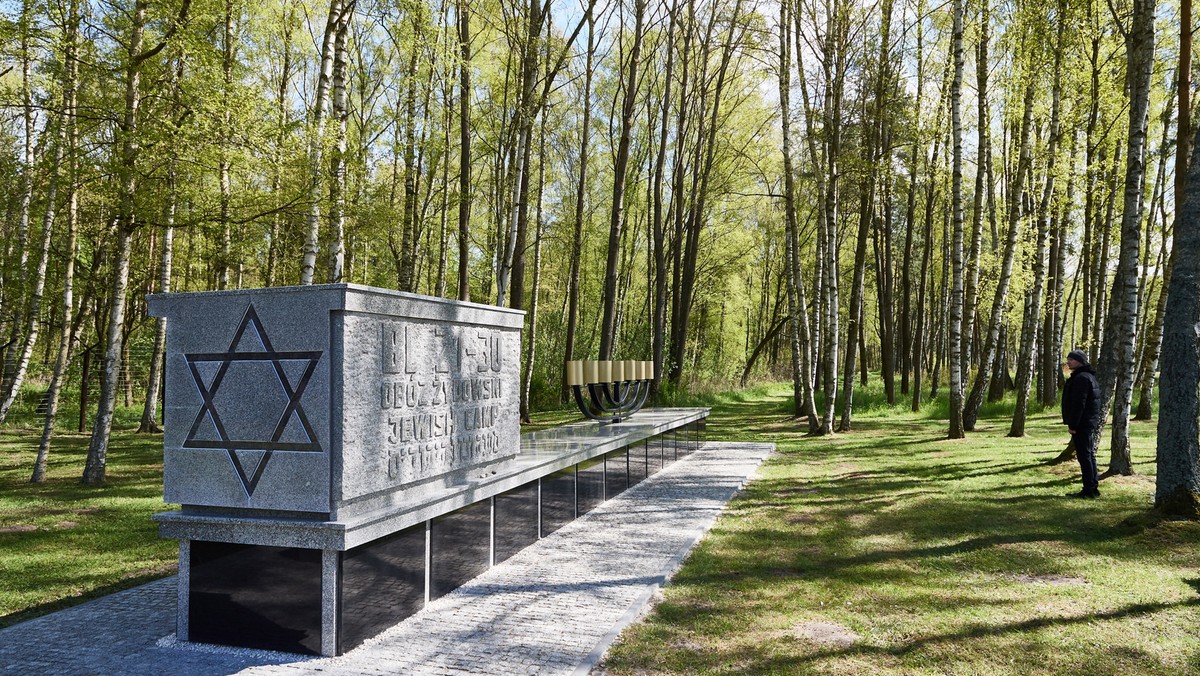 Elblążanie uczcili pamięć więźniów podobozów Obozu Koncentracyjnego Stutthoff, które funkcjonowały w czasie II Wojny Światowej na terenie Elbląga. Uroczystość z okazji 72. rocznicy wyzwolenia obozu przy Pomniku Ofiar Obozu Stutthof przy ulicy Lotniczej odbyła się, jak co roku, w milczeniu, bez przemówień i oprawy.