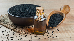Olej z czarnuszki - właściwości lecznicze. Na co może pomóc picie oleju z czarnuszki?