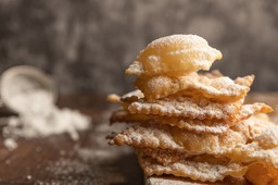 włoskie "ploteczki" na karnawał, czyli pyszne i cieniutkie faworki. kilka składników i gotowe