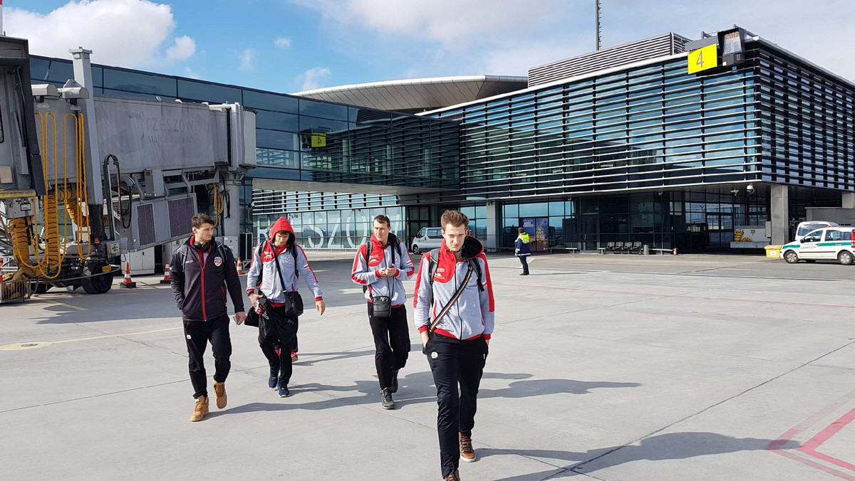 Na lubelskim lotnisku doszło do awaryjnego lądowania byłych mistrzów Polski w siatkówce. Drużyna leciała na mecz do Biełgorodu, gdzie zostanie rozegrane spotkanie w ramach pucharu CEV. Już wiemy, że opuszczą lotnisko w Świdniku około godz. 21.