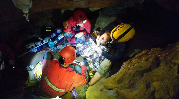 Hiába majd
két tucat ember
próbálta mihamarabb a felszínre juttatni
a sérültet, a
mentés órákig is eltartott /Fotó: caverescue.hu - Sándor Zsolt