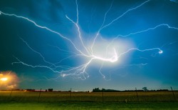 Nawałnica i pioruny nad autostradą. Zobacz, jak przetrwać w samochodzie w czasie burzy [NIESAMOWITE ZDJĘCIA]