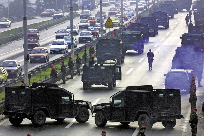 Crvene beretke i crni dani: Sukob između DSS-a i DS-a dodatno je zaoštren u novembru 2001, tokom protesta pripadnika Jedinice za specijalne operacije, čiji su pripadnici kasnije i ubili premijera Đinđića