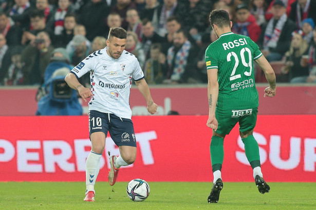 Zawodnik Górnika Zabrze Lukas Podolski (L) i Raphael Rossi (P) z Radomiaka Radom podczas meczu 31. kolejki piłkarskiej Ekstraklasy