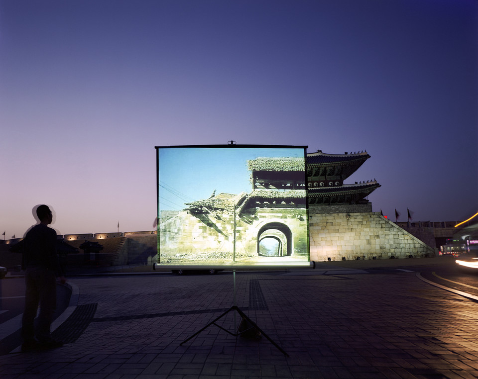 historic present004_160x127(cm)_Pigment print_2009_Janganmun (North gate of Suwon Hwaseong