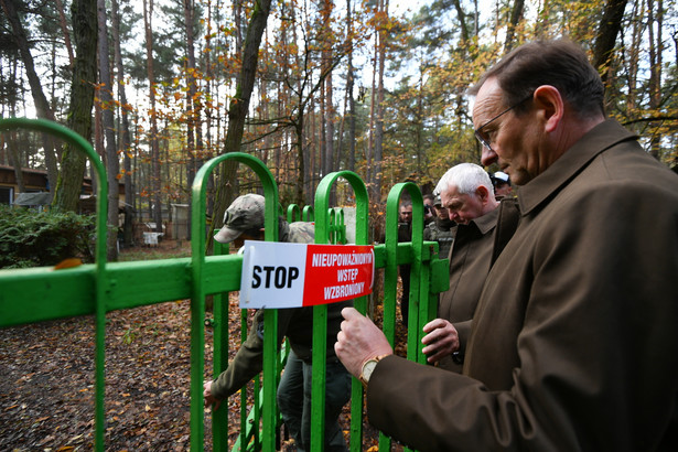 Wiceminister klimatu i środowiska Edward Siarka oraz p.o dyrektora generalnego Lasów Państwowych Józef Kubica podczas konferencji prasowej w Skubiance