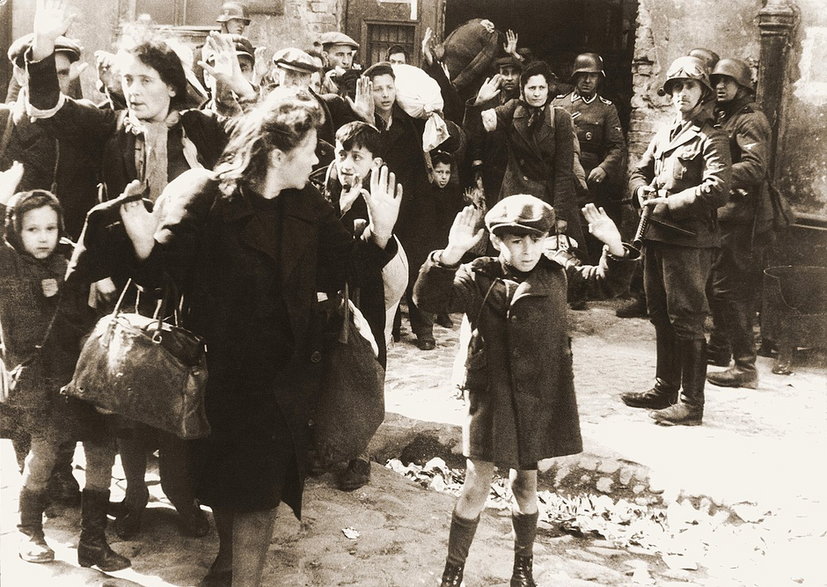 Jedno z najsłynniejszych zdjęć z powstania. Niemieccy żołnierze wypędzają cywilów z kamienicy. Z prawej Josef Blösche, znany zbrodniarz z getta.