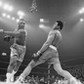 Muhammad Ali cofa się po ciosie Joe Fraziera podczas walki o tytuł mistrza wagi ciężkiej w Madison Square Garden w 1971 r. Po piętnastu rundach jednogłośną decyzją sędziów zwyciężył Frazier.