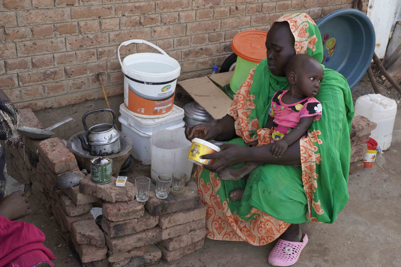 Rodzina przesiedlona wewnętrznie w Sudanie. Lipiec 2023 r.