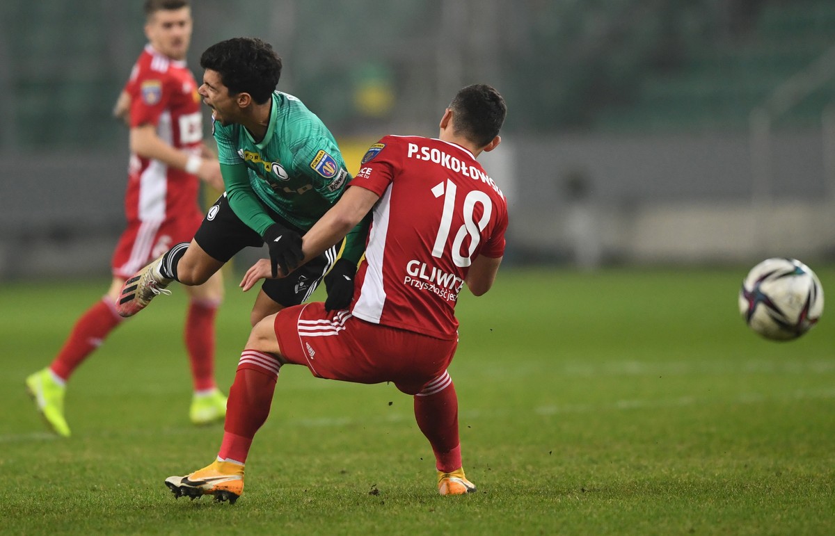 Zawodnik Legii Warszawa Luquinhas (L) i Patryk Sokołowski (P) z Piasta Gliwice podczas ćwierćfinałowego meczu piłkarskiego Pucharu Polski
