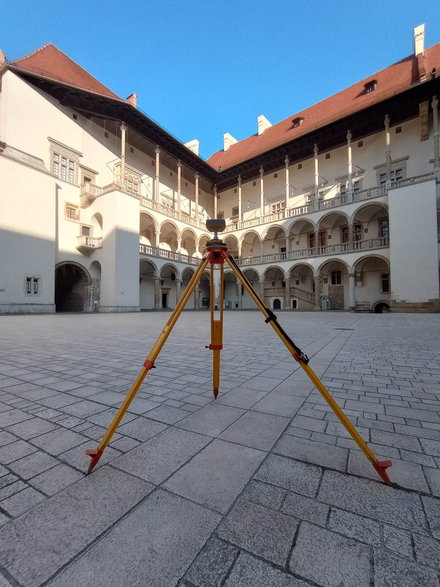 Wyznaczanie geometrycznego środka dziedzińca na Wawelu