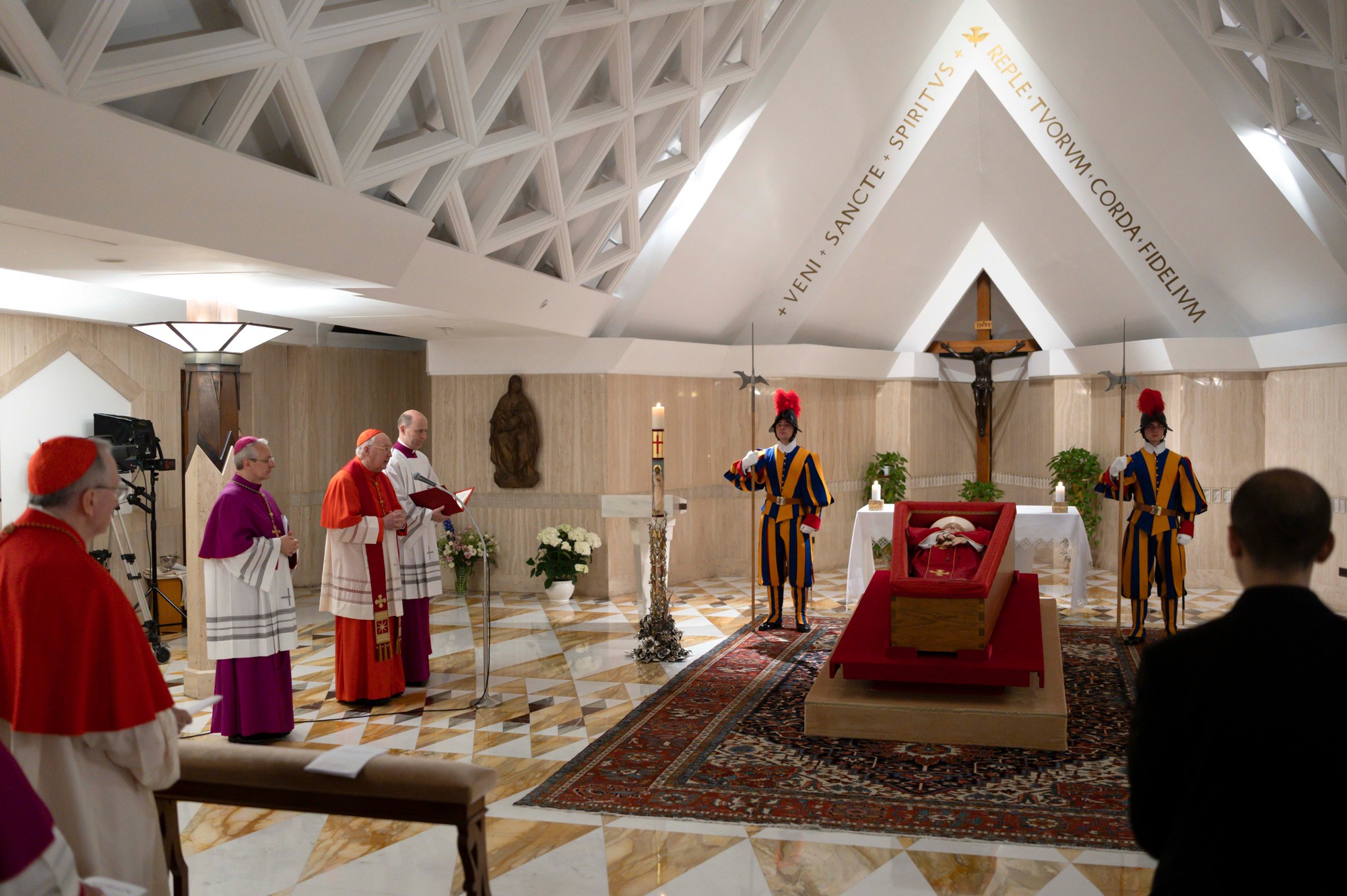 Telo pápeža Františka je uložené v jeho súkromnej kaplnke vo Vatikáne. Na snímke zľava štátny sekretár Pietro Parolin, ceremoniár arcibiskup Diego Giovanni Ravelli, kardinál Camerlengo Kevin Joseph Farrell a ceremoniár Lubomir Welnitz.