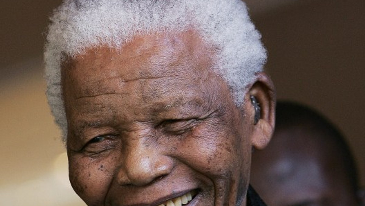 95-letni Nelson Mandela trafił minionej nocy po raz kolejny do szpitala z powodu infekcji płuc. Jego stan jest określany jako "poważny, lecz stabilny" - poinformował urząd prezydenta RPA.