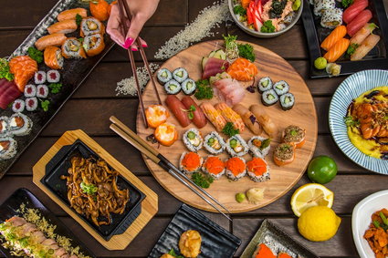 Polacy pokochali sushi. Liczba zamówień wzrosła o 135 proc. - znamy najpopularniejsze