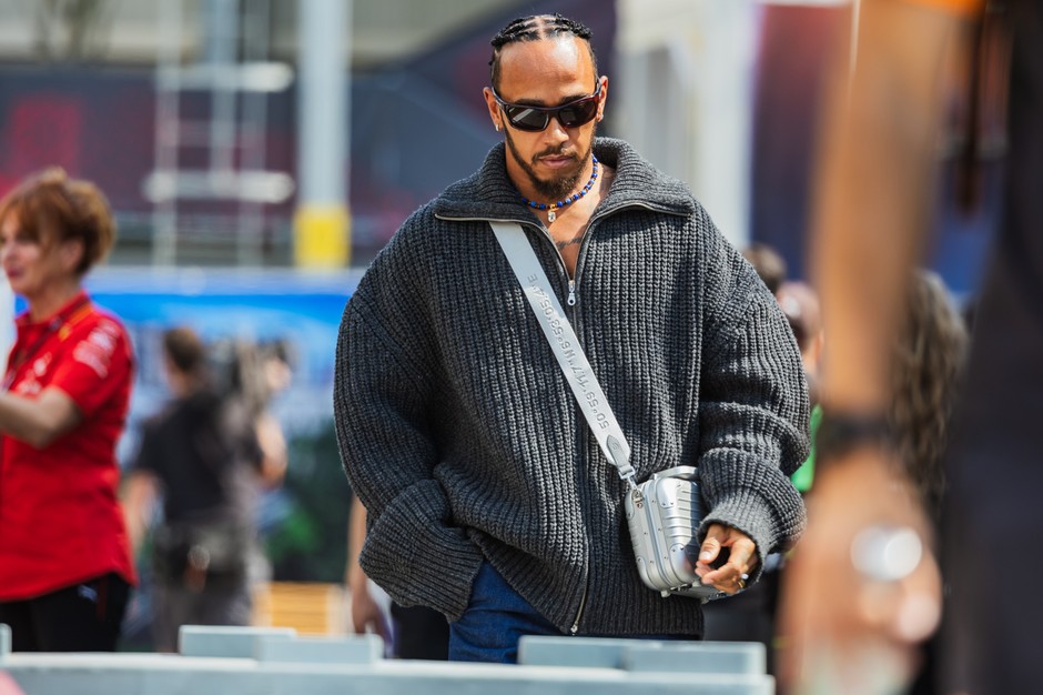 Lewis Hamilton sa Rimowa torbom 