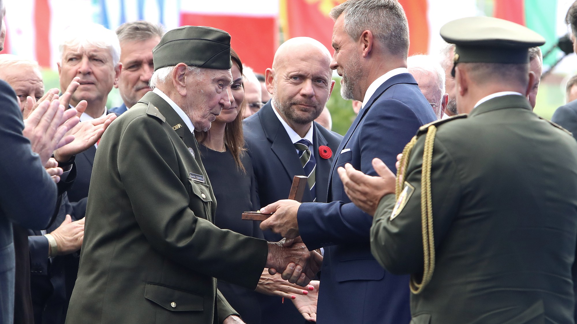 Vojnový veterán a účastník Slovenského národného povstania (SNP) Branislav Tvarožek si preberá menovanie za plukovníka od prezidenta SR Petra Pellegriniho.