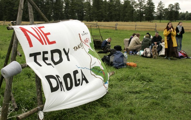 2007 rok. Obóz ekologów protestujących przeciwko budowie obwodnicy przez dolinbe Rospudy