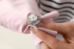 Czym czyścić srebro? Proste sposoby na piękną i czystą biżuterię