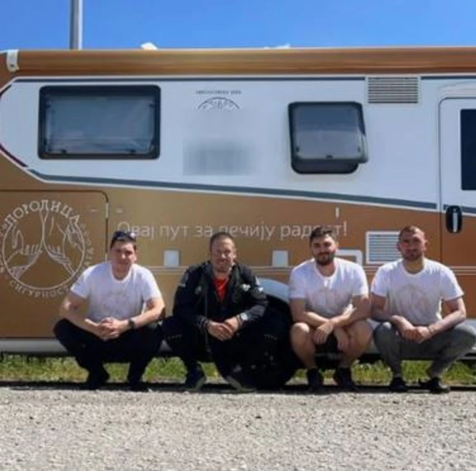 Nikola sa prijteljima na putu